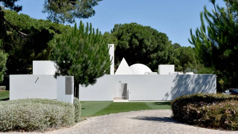 Esta moradia na Quinta do Lago pode vir a ser monumento de interesse nacional
