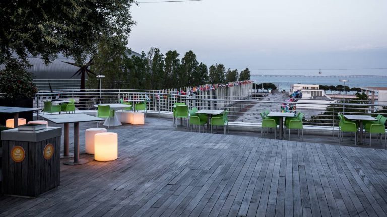 Será esta a esplanada com a vista mais bonita de Lisboa?