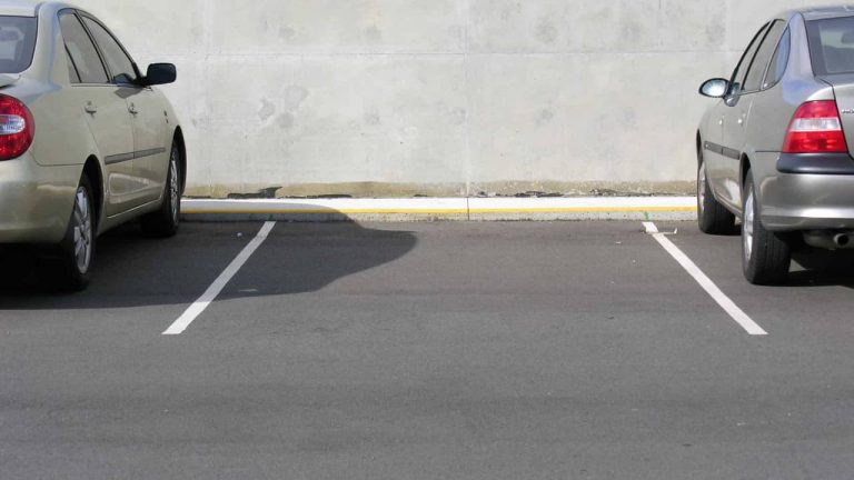 Sabiam que é proibido deixar veículos com informação sobre a sua venda em parques de estacionamento?