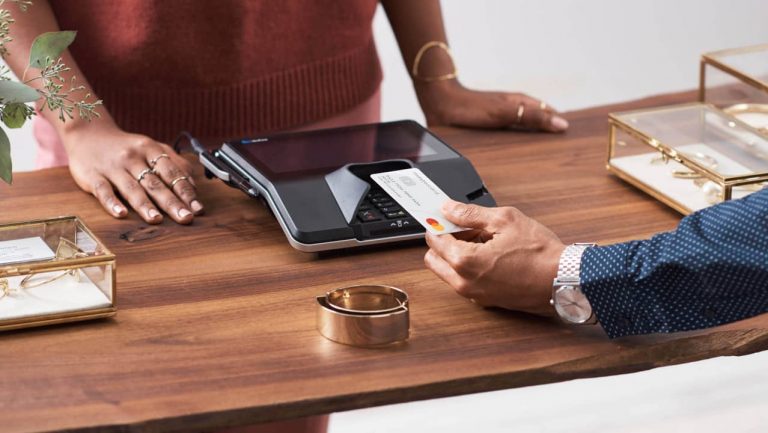 Mastercard vai começar a descartar os cartões com banda magnética a partir de 2024