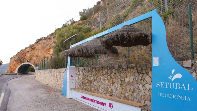 Praias da Figueirinha e do Creiro têm paragens interativas alimentadas por energia solar que permitem navegar na Internet e carregar o telemóvel