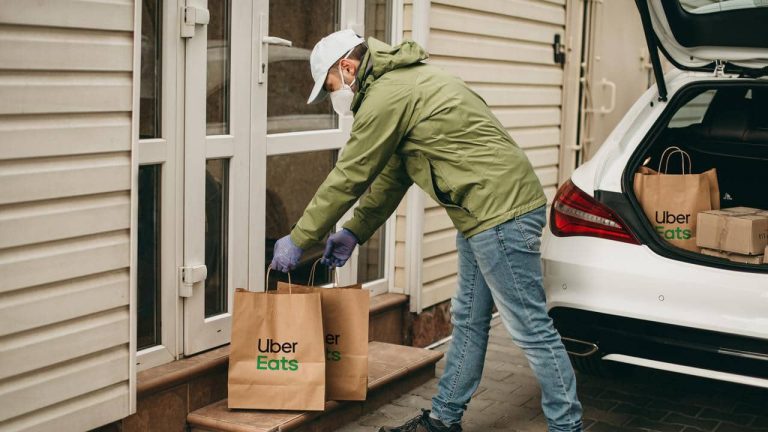 Uber Eats junta-se a várias marcas para entregar testes rápidos em casa