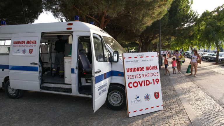 Há uma unidade móvel em Setúbal que faz testes grátis à COVID-19 com certificado
