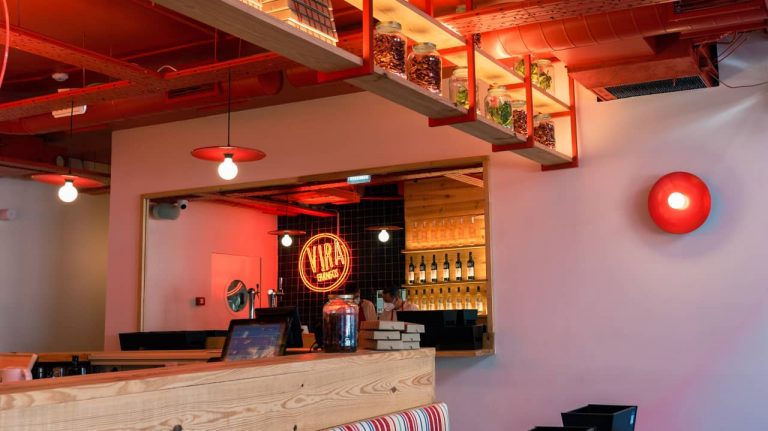 VIRA Frangos abre novo restaurante na Grande Lisboa, desta vez em Algés