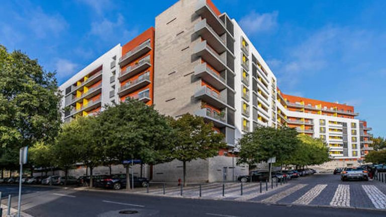 Linha de crédito do Banco Europeu de Investimento vai apoiar construção e renovação de 12.000 casas a preços controlados