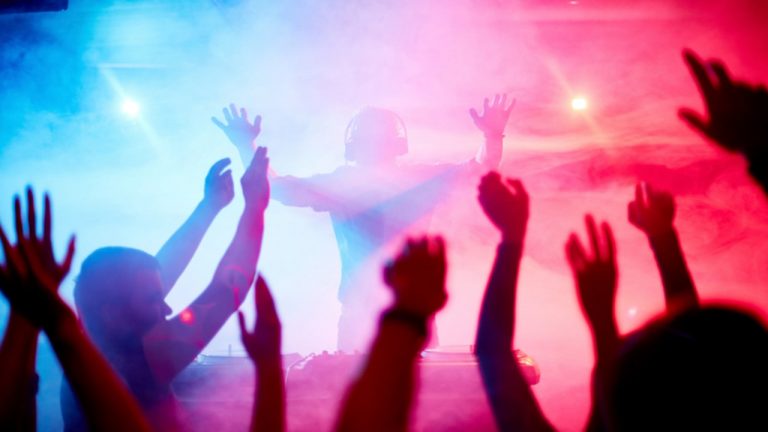 Desconfinamento. Bares e discotecas voltam a funcionar a 1 de outubro e acabam os limites de lotação