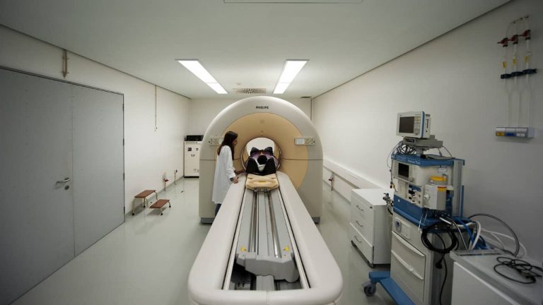Universidade de Coimbra obtém autorização pioneira para distribuição do Gálio-68, um isótopo essencial para o diagnóstico do cancro