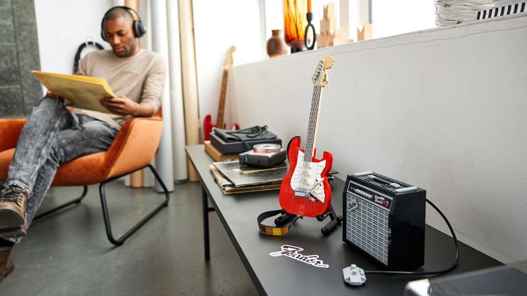 A icónica Fender Stratocaster recebe versão em LEGO
