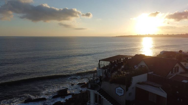 O novo bar do Estoril consegue entregar bebidas aos clientes em pleno oceano com recurso a um drone