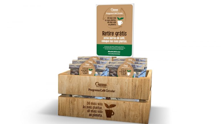 Nova iniciativa da Nestlé dá borras de café aos consumidores para um melhor desenvolvimento das plantas