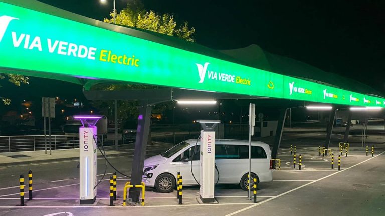 Inaugurados quatro pontos de carregamento ultrarrápidos na área de serviço da A1 em Leiria