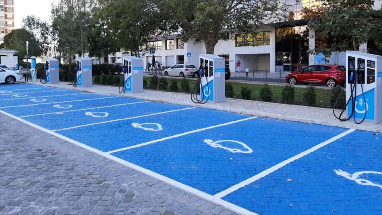 EMEL inaugura terceira ilha de carregamento rápido para veículos elétricos em Lisboa