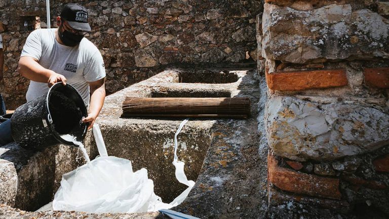Garum é retirado dos tanques das Ruínas Romanas de Tróia