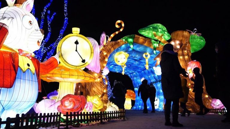 Alice no País das Maravilhas serve de mote para o regresso das noites luminosas a Lisboa