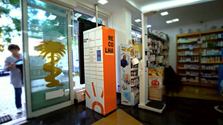 Já é possível comprar medicamentos e levantá-los em cacifos inteligentes nas farmácias