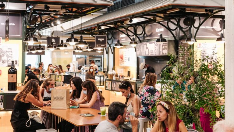 Mercado de Campo de Ourique celebra oito anos com vários descontos e um concerto de Toy