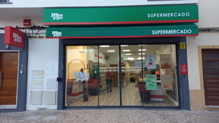 Há uma nova loja Meu Super em Samouco