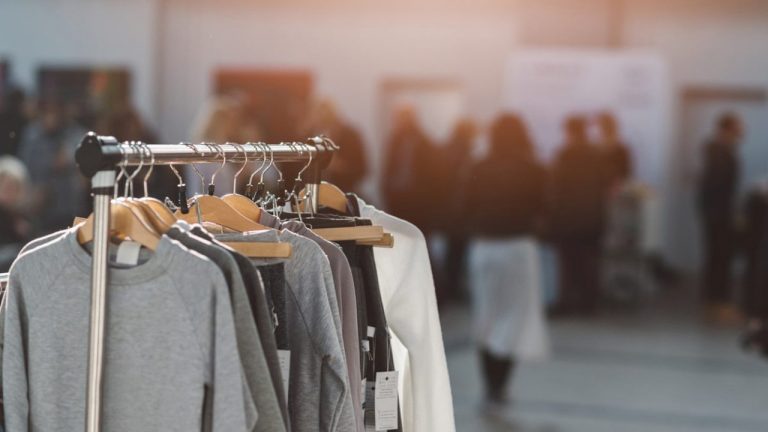 Bruxelas declara guerra ao desperdício têxtil e proíbe destruição de roupa não vendida