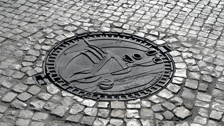 Águas do Tejo Atlântico personalizam tampas de esgoto em 12 locais emblemáticos da cidade de Lisboa