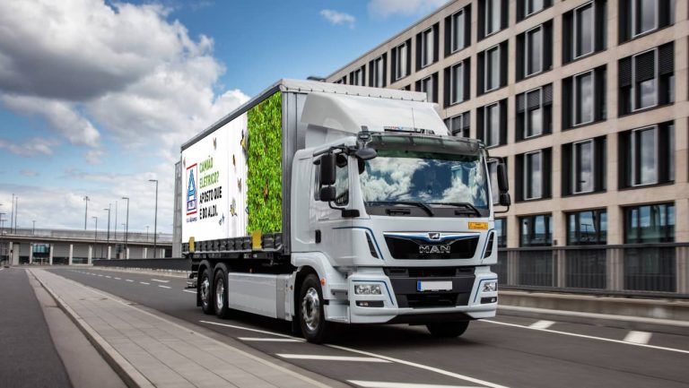Aldi será o primeiro retalhista alimentar a distribuir produtos num camião elétrico em Portugal