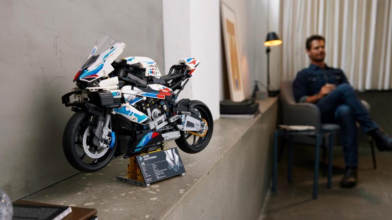 O primeiro LEGO Technic de 2022 é a avançada BMW M 1000 RR