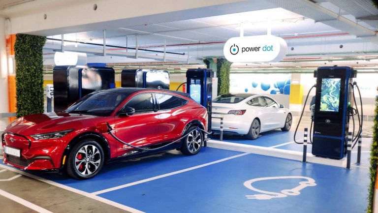 Oeiras Parque ganha dois carregadores elétricos ultrarrápidos e dois semi-rápidos