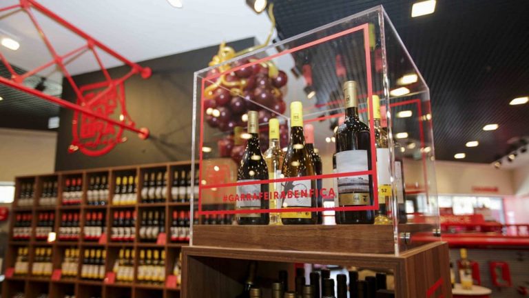 Benfica aposta numa barbearia e numa garrafeira com vinhos personalizados