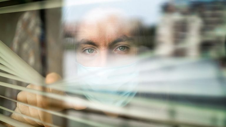 Período de isolamento para assintomáticos ou com sintomas ligeiros de COVID passa a ser de sete dias