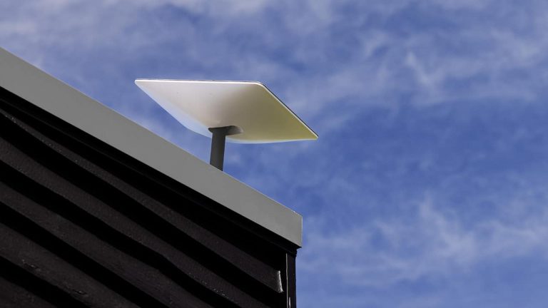 Tempestade Kristin: Exército monta Starlink e fornece lonas para habitações danificadas