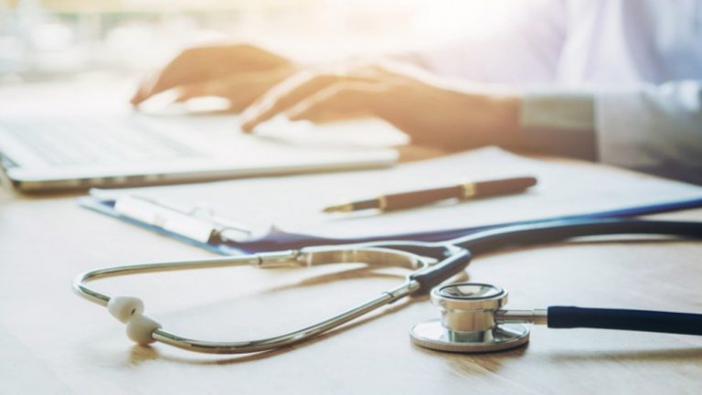 Luís Montenegro rejeita caos no SNS e destaca reforço de profissionais