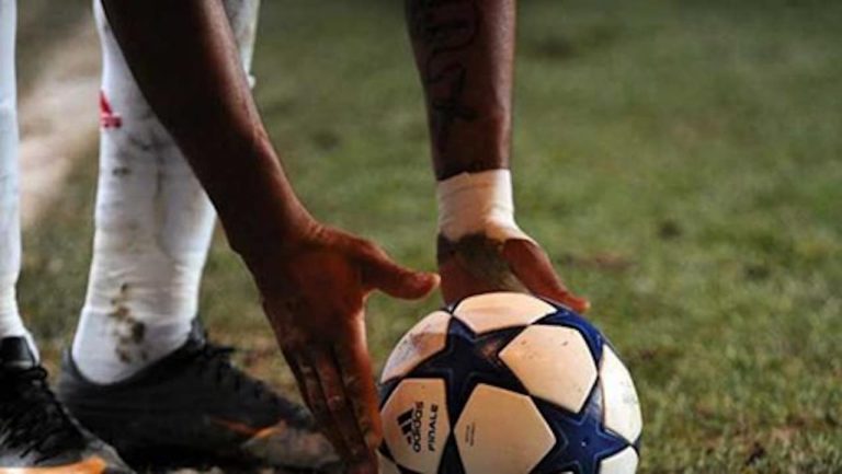 Novas diretivas da IFAB reforçam o papel do VAR e disciplinam atrasos