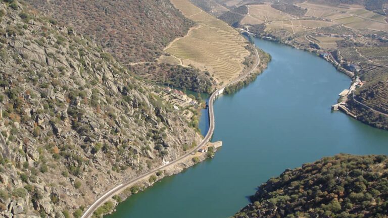 Viajar nos comboios urbanos ficou mais caro no Tâmega e Sousa com fim de passe da CP