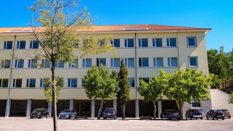 Concurso público com financiamento do BEI destina 300 milhões de euros a 22 escolas