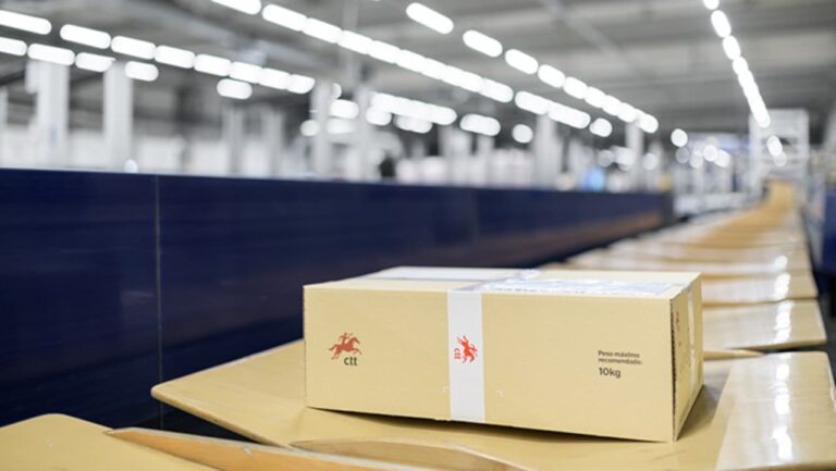 Taxa alfandegária de 3€ para pequenas encomendas na União Europeia entra em vigor em 2026