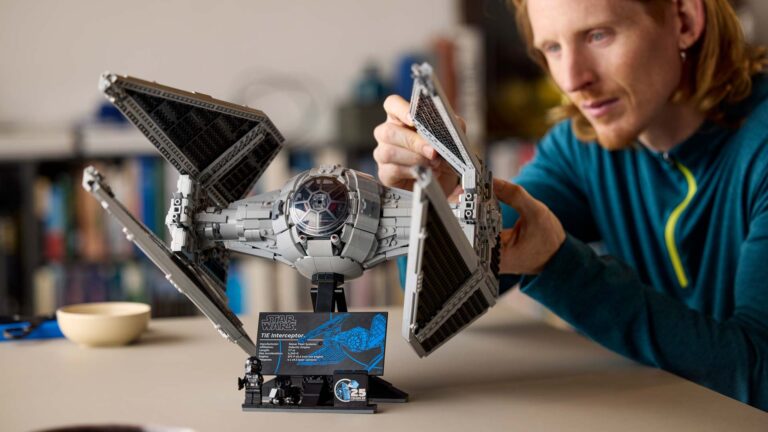 Set de construção LEGO Star Wars Intercetor TIE
