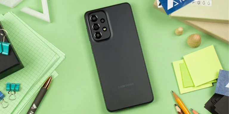 A Samsung atualizou o Galaxy A33 para o Android 15
