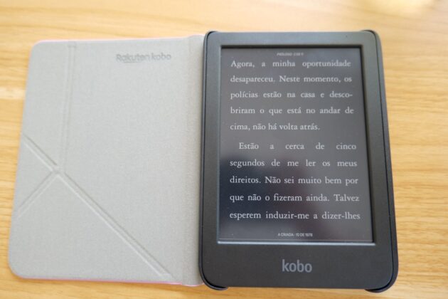 kobo clara colour a criada fundo preto