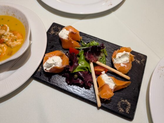 Salmão fumado com queijo fresco