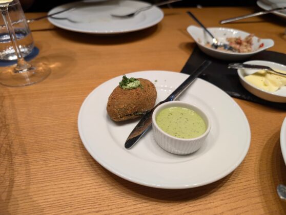 Croquete de espinafres com molho de parmesão e manjericão