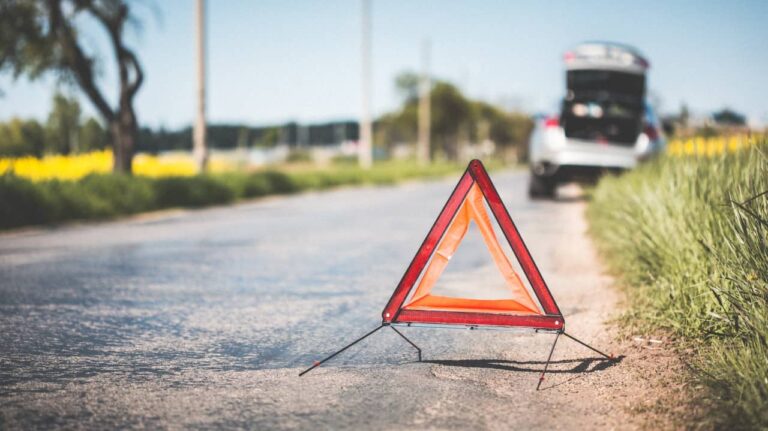 Não, os triângulos de sinalização não vão ser proibidos nas estradas portuguesas em 2026