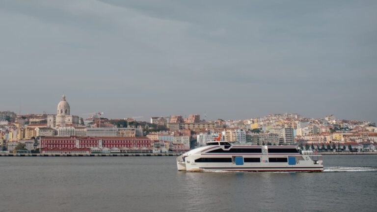 Travessia fluvial Cacilhas–Cais do Sodré regressa ao horário completo com frota elétrica