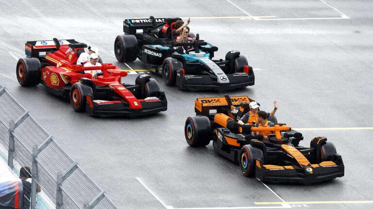 O Grupo LEGO apresentou dez carros LEGO em tamanho real e conduzidos por pilotos de F1 no Grande Prémio de Miami de 2025