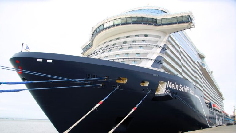 Navio Mein Schiff Relax fez escala inaugural em Lisboa