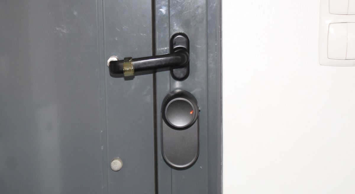SwitchBot Lock Ultra montado na porta