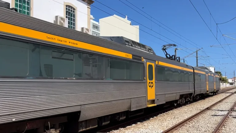 Ferrovia no Algarve regista primeiro ensaio com tração elétrica entre Faro e Vila Real de Santo António