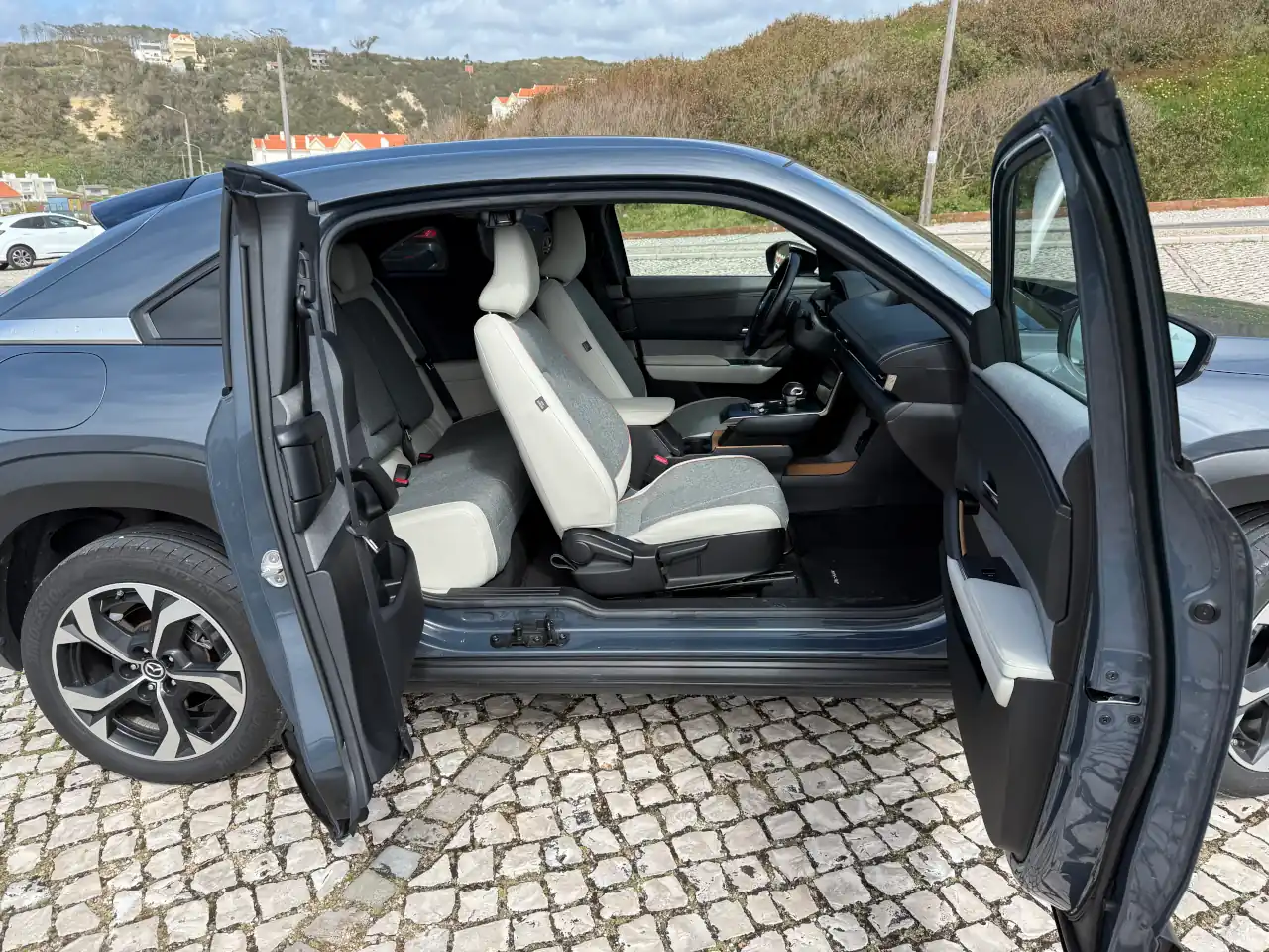 mazda mx 30 interior