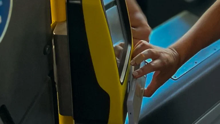 Já se pode pagar viagens na Carris Metropolitana com cartão contactless