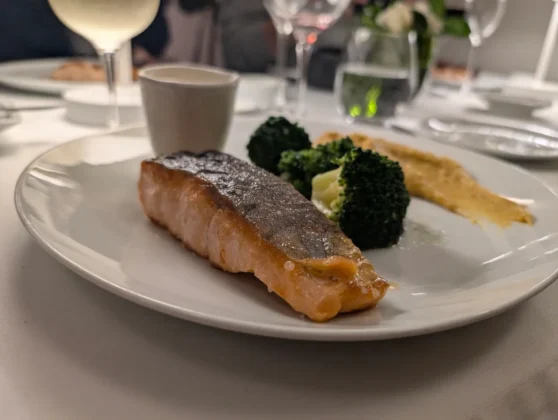 Casas da Lapa - Salmão com puré de batata doce, legumes e molho holandês