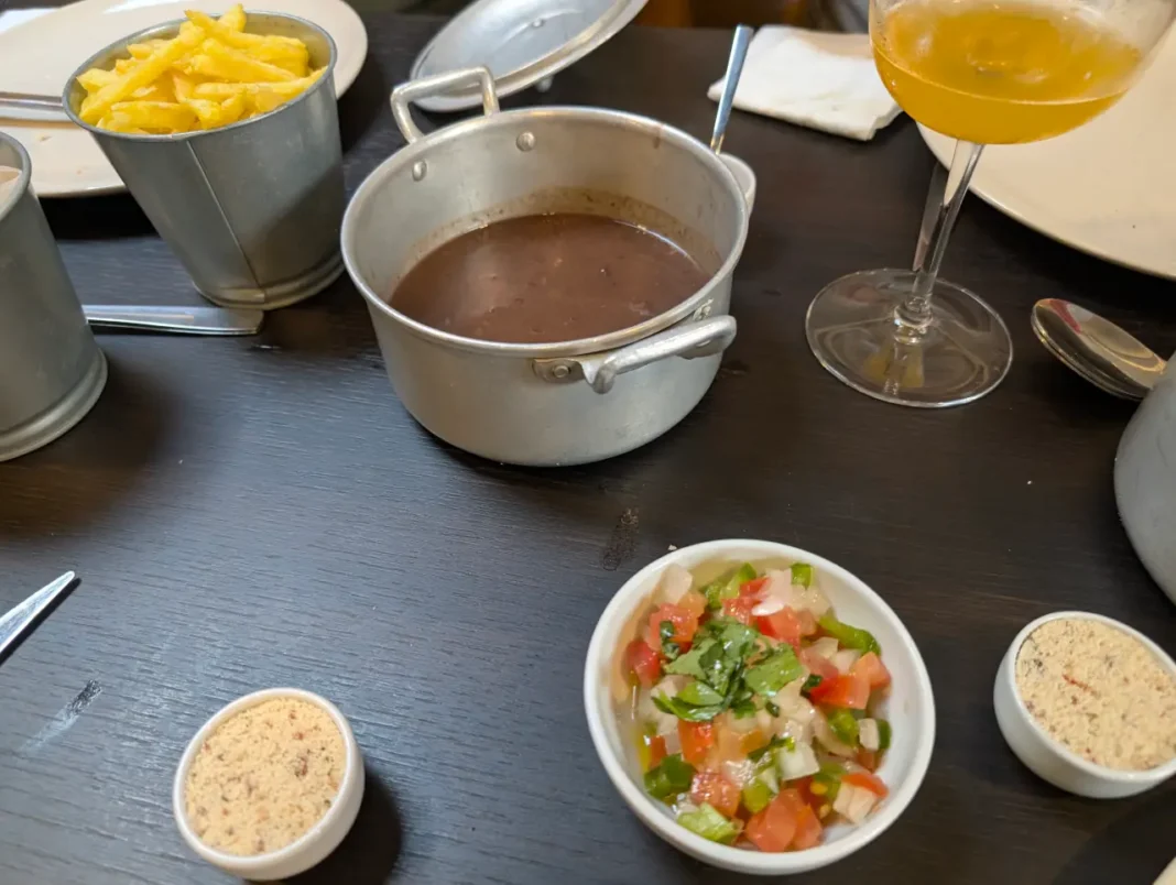 F&aacute;brica da Picanha - batatas fritas, feij&atilde;o e salada
