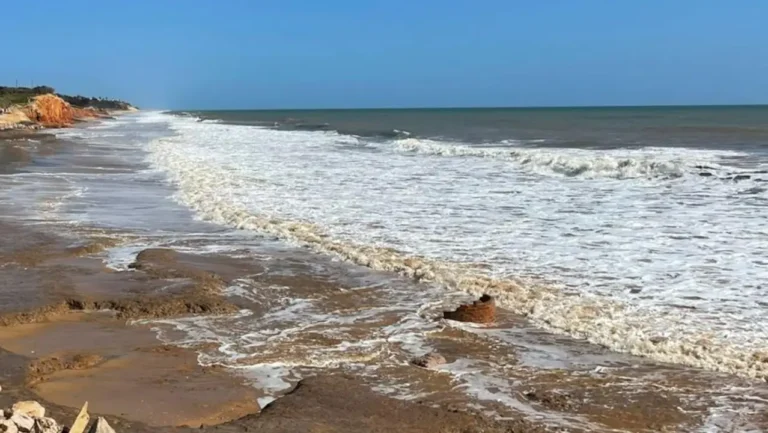 Praias de Quarteira à Quinta do Lago vão receber reforço de areia e requalificação dos molhes